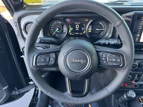 Used 2025 Jeep Wrangler Willys image 19