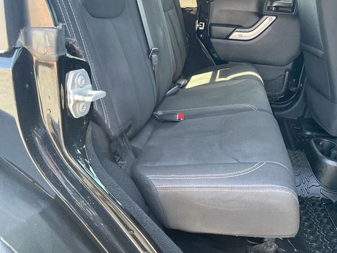 Used 2017 Jeep Wrangler Unlimited Sahara image 12