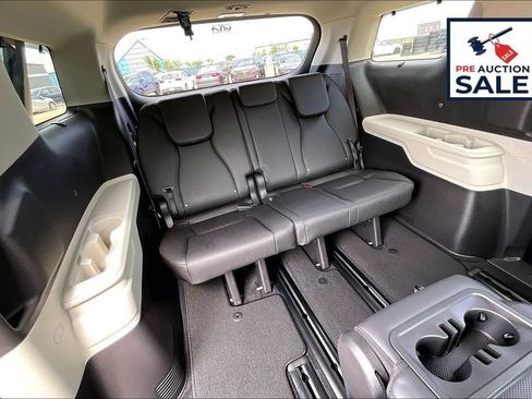 Used 2024 Kia Carnival EX FWD image 27