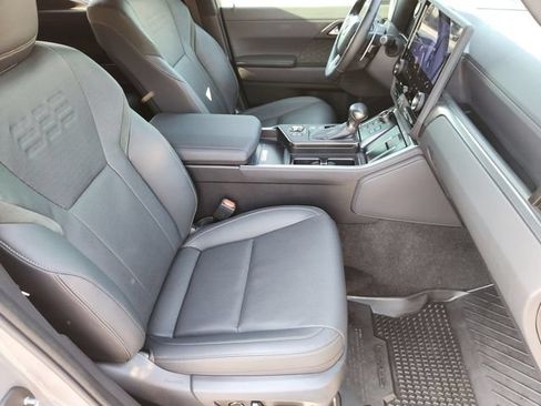 Used 2024 Lexus GX 550 AWD/4WD image 12