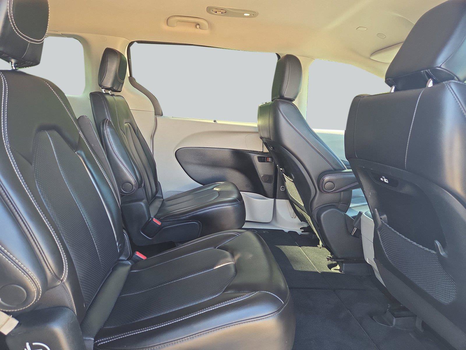 Used 2023 Chrysler Pacifica Touring-L FWD image 35