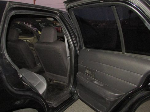 Used 2005 Ford Crown Victoria Police Interceptor image 26