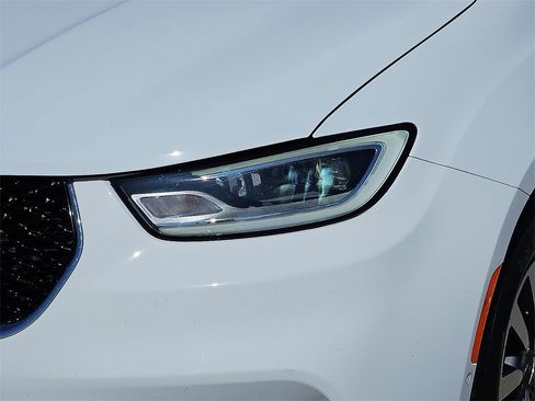 Used 2022 Chrysler Pacifica Limited image 8