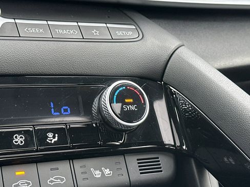 Used 2025 Hyundai Elantra Limited image 28