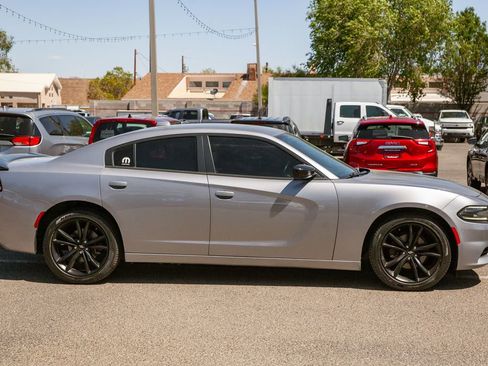 Used 2017 Dodge Charger SXT w/ Blacktop Package RWD image 4