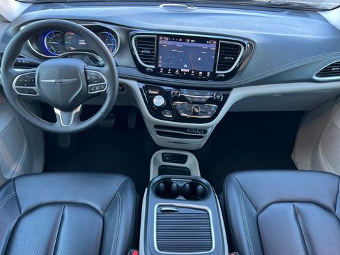 Used 2024 Chrysler Pacifica Select image 13