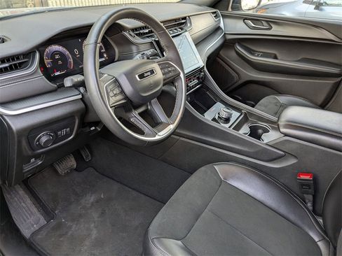 Used 2024 Jeep Grand Cherokee Altitude image 17