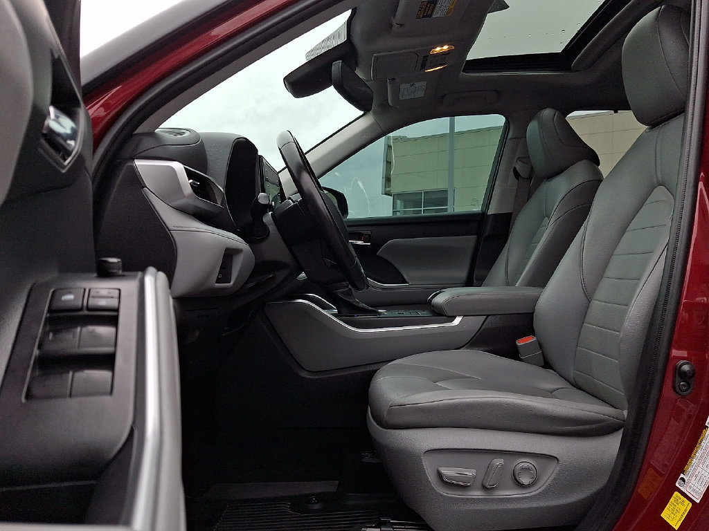 Used 2021 Toyota Highlander XLE AWD/4WD image 16
