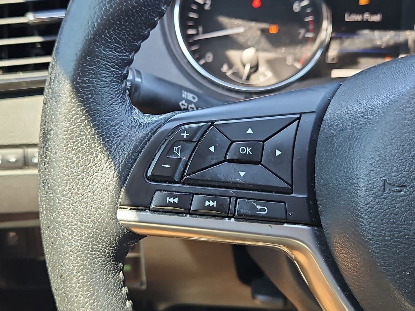 Used 2018 Nissan Rogue SV FWD image 22