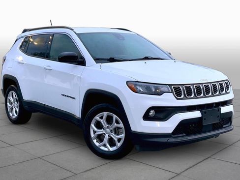 Used 2024 Jeep Compass Latitude AWD/4WD image 3