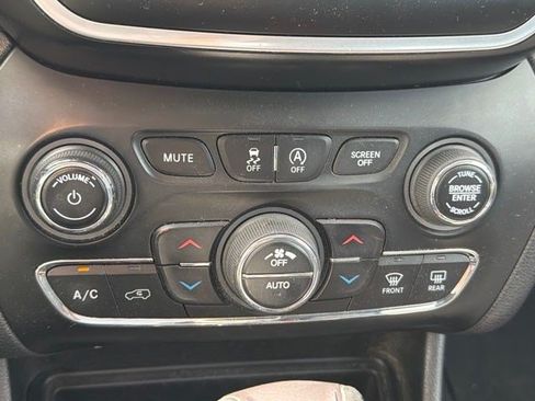 Used 2021 Jeep Cherokee Latitude Lux w/ Sun & Sound Group AWD/4WD image 21