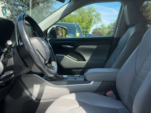 Used 2020 Toyota Highlander XLE image 12