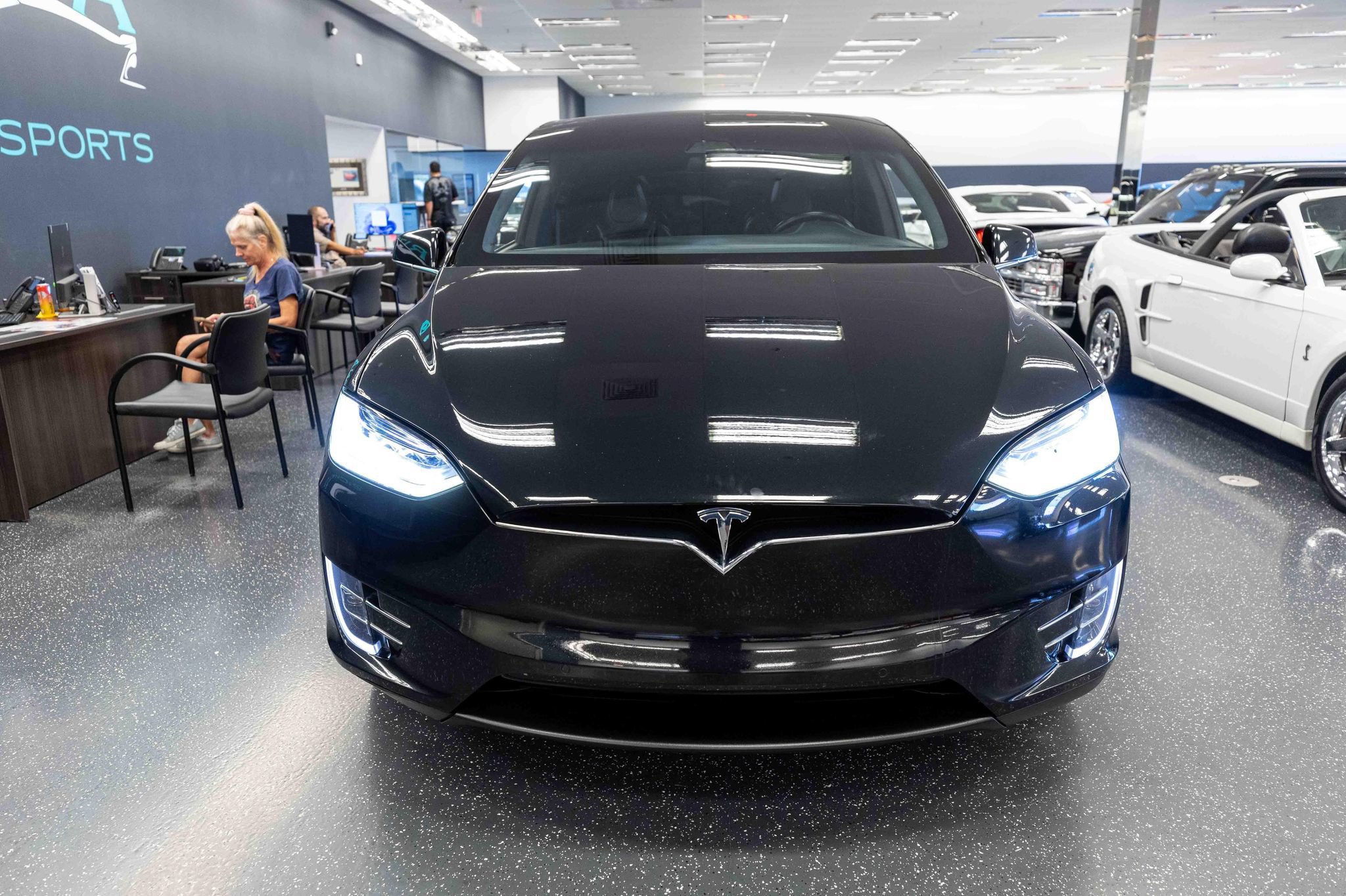 Used 2018 Tesla Model X 100D AWD/4WD image 2