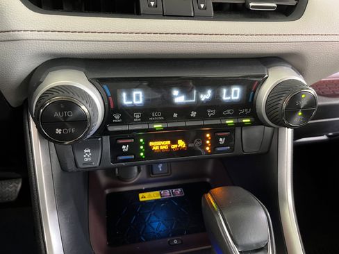 Used 2022 Toyota RAV4 Limited image 17