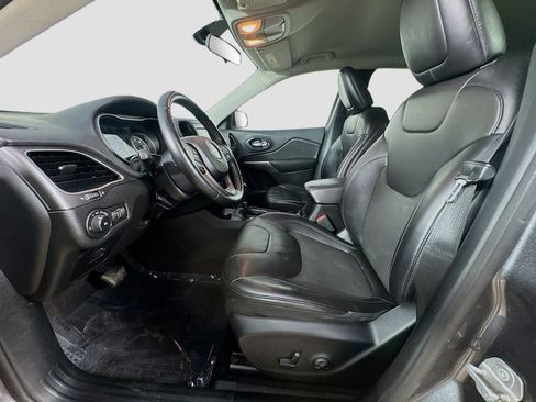 Used 2019 Jeep Cherokee Latitude Plus AWD/4WD image 23