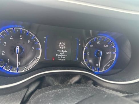 Used 2020 Chrysler Pacifica Touring FWD image 25