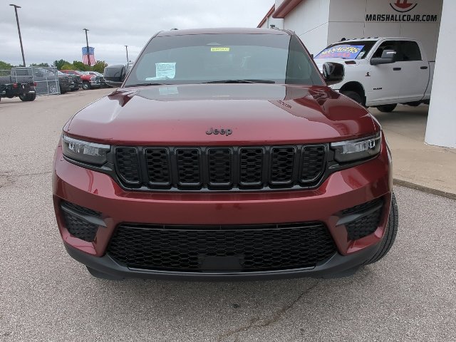Used 2025 Jeep Grand Cherokee Altitude AWD/4WD image 4