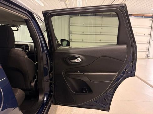Used 2016 Jeep Cherokee Latitude AWD/4WD image 8
