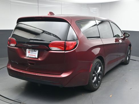 Used 2018 Chrysler Pacifica Touring Plus w/ S Appearance Package image 8