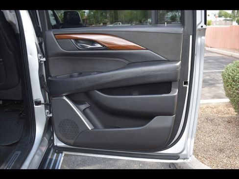 Used 2018 Cadillac Escalade ESV 2WD image 29