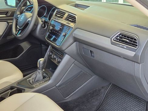 Used 2021 Volkswagen Tiguan SE w/ Panoramic Sunroof Package image 27