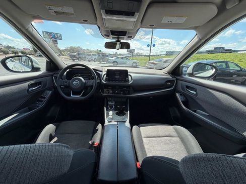 Used 2023 Nissan Rogue SV image 2