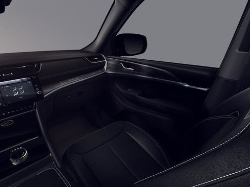 New 2026 Jeep Grand Cherokee Altitude image 7