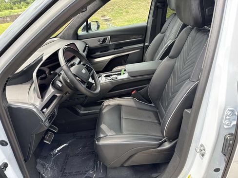 Used 2026 Cadillac Vistiq Platinum w/ LPO, Floor Liner Package AWD/4WD image 6