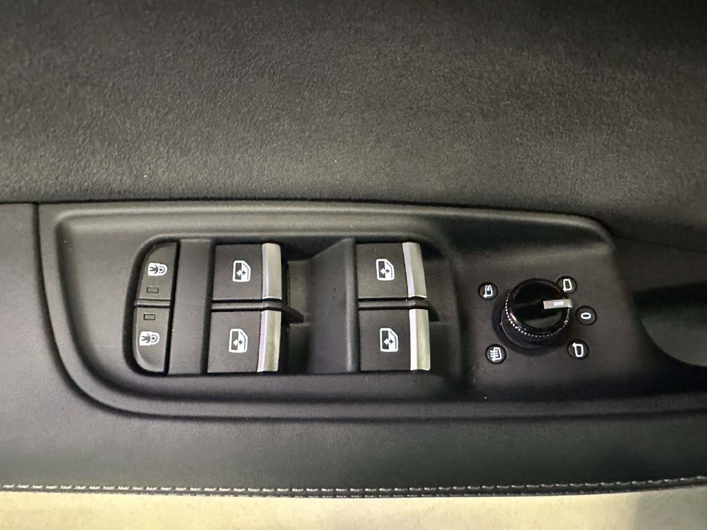 Used 2024 Audi SQ8 Prestige AWD/4WD image 19