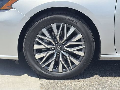 Used 2024 Nissan Altima 2.5 SV FWD image 10