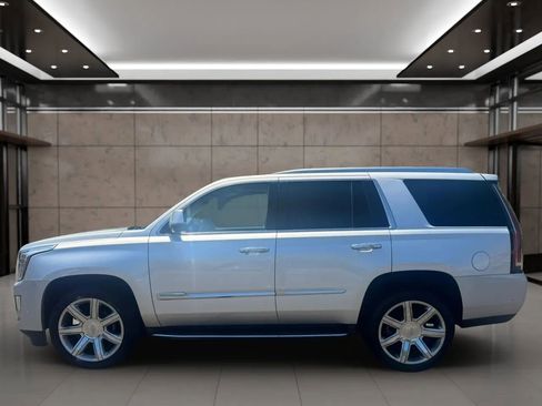 Used 2017 Cadillac Escalade Luxury RWD image 4