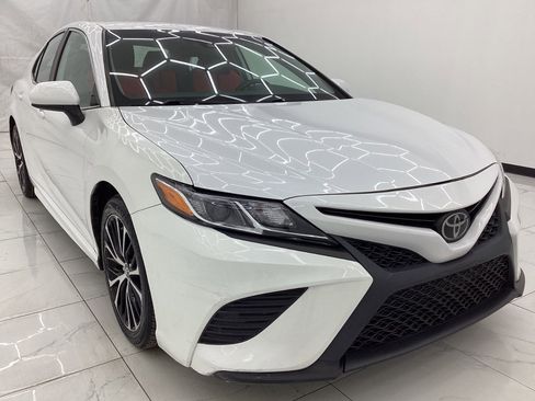 Used 2020 Toyota Camry SE image 3