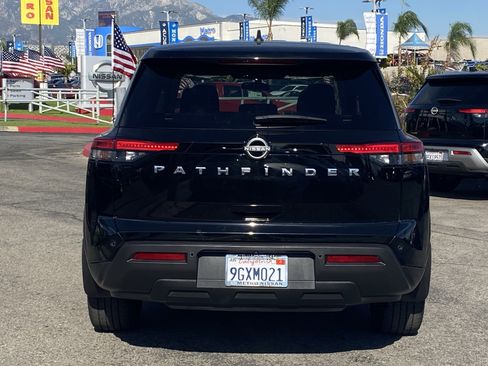 Used 2023 Nissan Pathfinder S image 4