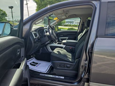 Used 2019 Nissan Titan SV w/ SV Convenience Package AWD/4WD image 10