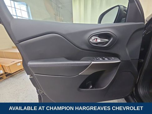 Used 2019 Jeep Cherokee Latitude Plus w/ Cold Weather Group AWD/4WD image 30
