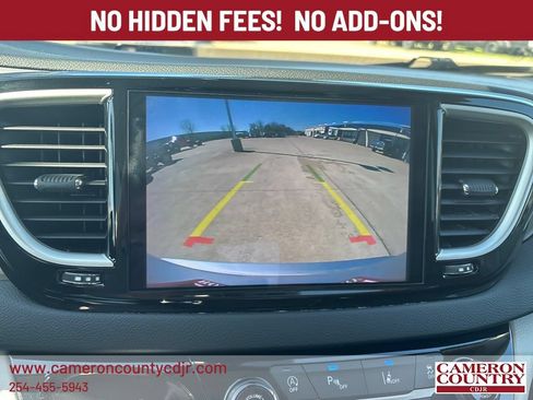 Used 2023 Chrysler Pacifica Touring-L FWD image 21