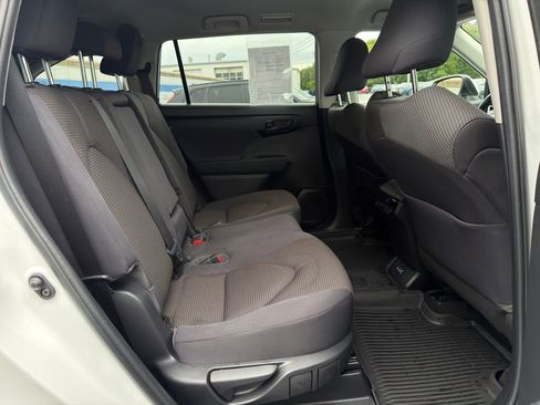 Used 2023 Toyota Highlander L FWD image 22