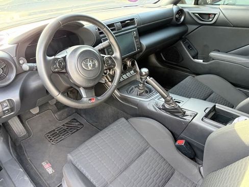 Used 2023 Toyota GR86 RWD image 3