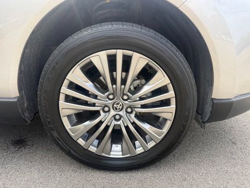 Used 2023 Toyota Venza Limited AWD/4WD image 16