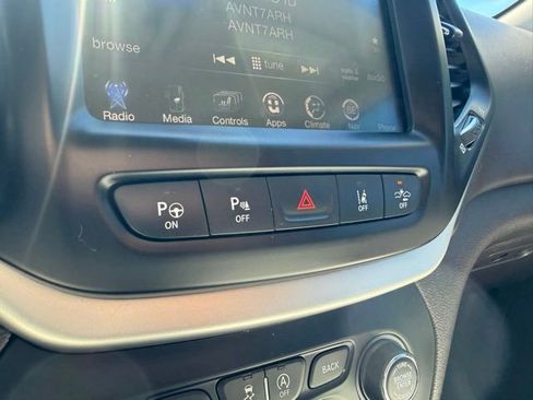 Used 2017 Jeep Cherokee Overland w/ Technology Group image 26