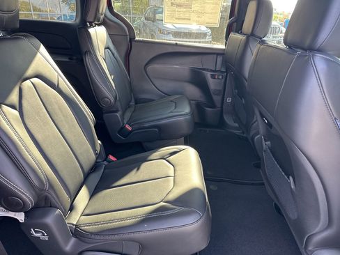 New 2026 Chrysler Pacifica Select image 48