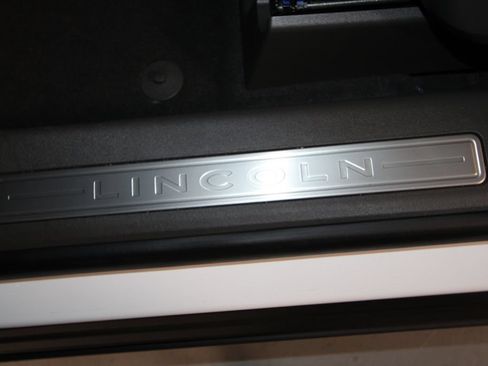 Used 2025 Lincoln Nautilus Reserve AWD/4WD image 7