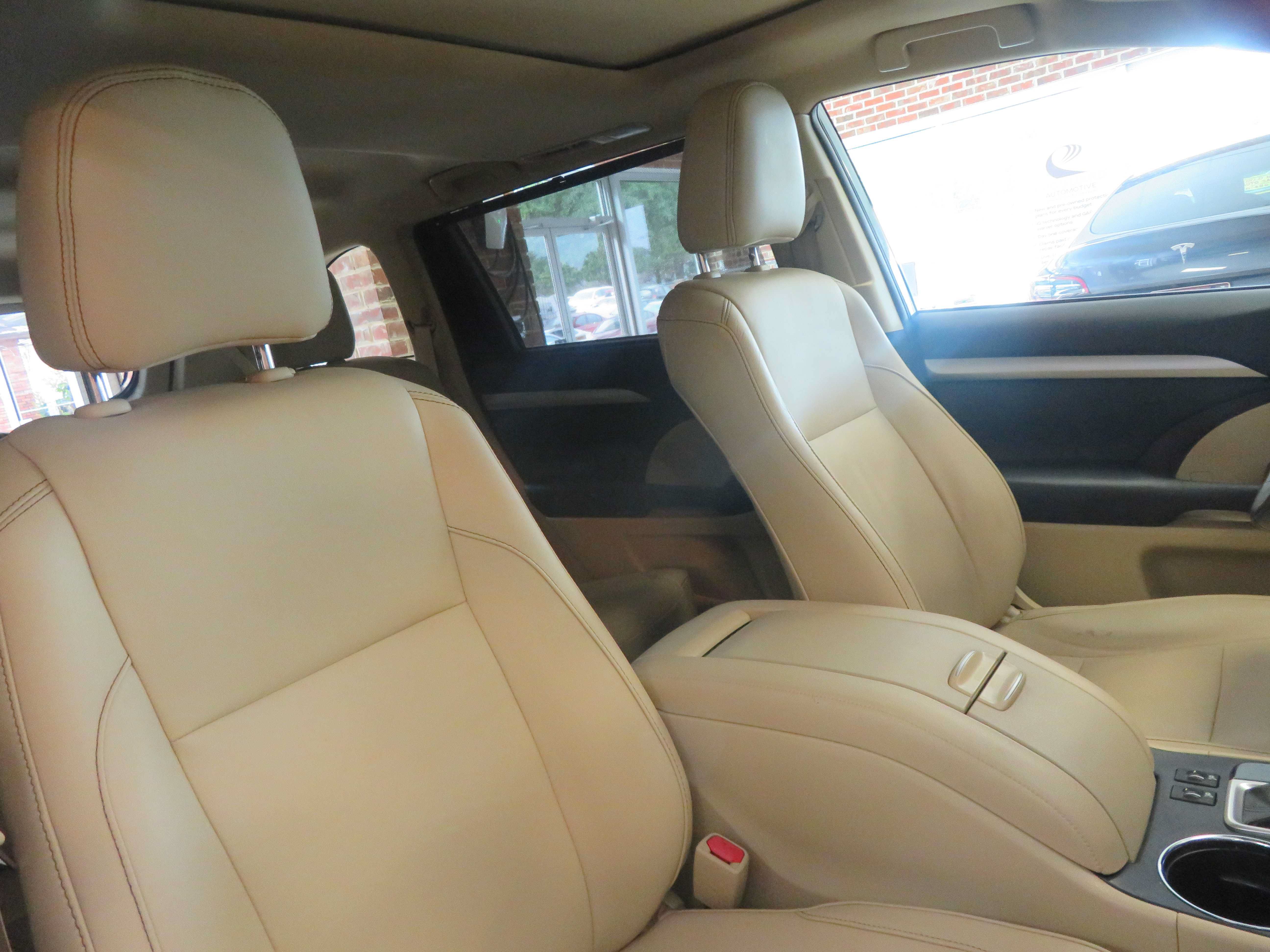 Used 2019 Toyota Highlander XLE FWD image 33