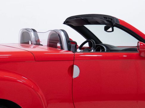 Used 2004 Chevrolet SSR w/ Preferred Equipment Group image 19