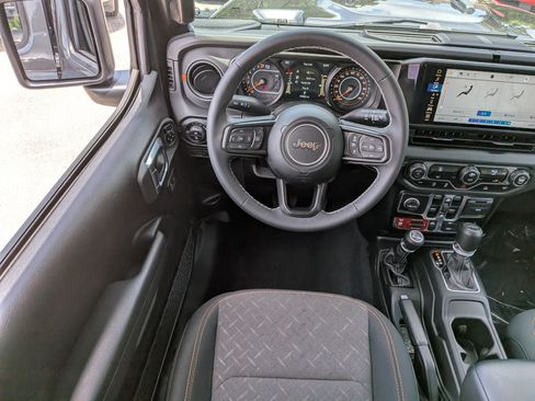 Used 2025 Jeep Gladiator Mojave w/ Technology Group AWD/4WD image 17