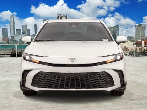 Used 2025 Toyota Camry SE FWD image 2