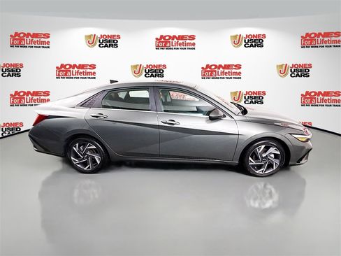 Used 2025 Hyundai Elantra SEL image 19