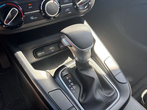 Used 2025 Kia Soul LX w/ LX Technology Package FWD image 40