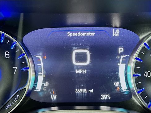 Used 2024 Chrysler Pacifica Touring-L image 19