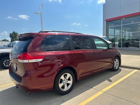 Used 2014 Toyota Sienna LE FWD image 2